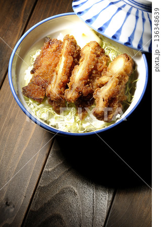 マヨネーズとからあげ丼 136348639