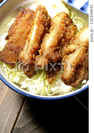 マヨネーズとからあげ丼 マヨネーズとからあげ丼 136348642