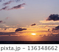 海から見た日の出の風景 136348662