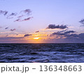 海から見た日の出の風景 136348663