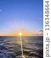 海から見た日の出の風景 136348664