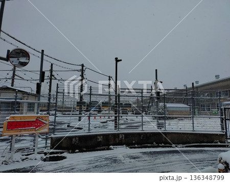 雪の三鷹市住宅街 136348799