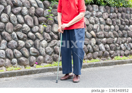 屋外で杖を使うシニア女性の手と下半身 高齢者イメージ 屋外で杖を使うシニア女性の手と下半身 高齢者イメージ 136348952