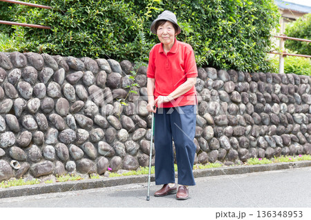 屋外で杖を使って道路を歩くシニア女性 全身 屋外で杖を使って道路を歩くシニア女性 全身 136348953