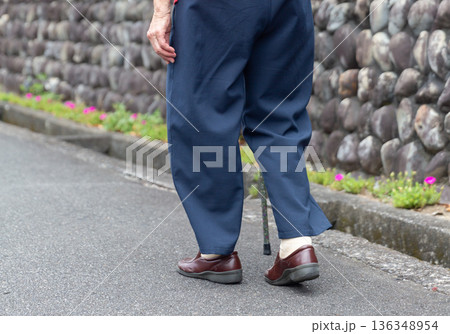 屋外で杖を使って歩くシニア女性の脚 高齢者イメージ 屋外で杖を使って歩くシニア女性の脚 高齢者イメージ 136348954