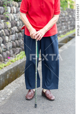 屋外で杖を使うシニア女性の手と下半身 高齢者イメージ 136348957