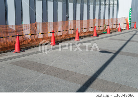 建設現場のゲートに設置した保安用品 136349060