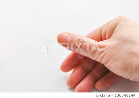 シニア女性の乾燥した爪 シニア女性の乾燥した爪 136349144