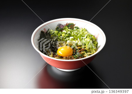 台湾まぜそばを黒背景で撮影 台湾まぜそばを黒背景で撮影 136349397