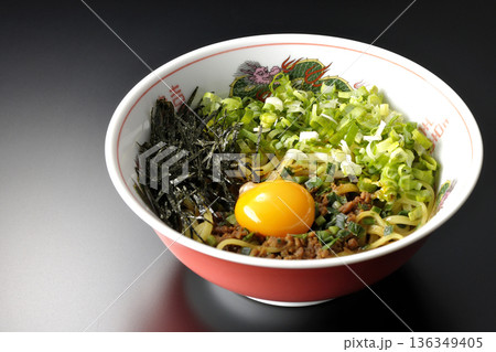 台湾まぜそばを黒背景で撮影 136349405