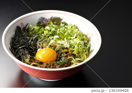 台湾まぜそばを黒背景で撮影 136349408