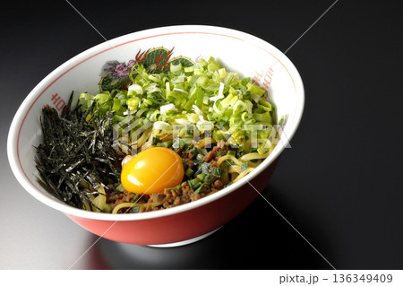 台湾まぜそばを黒背景で撮影 136349409