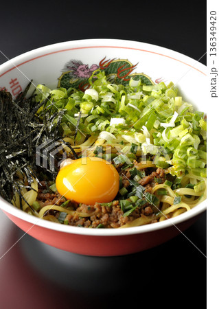 台湾まぜそばを黒背景で撮影 136349420