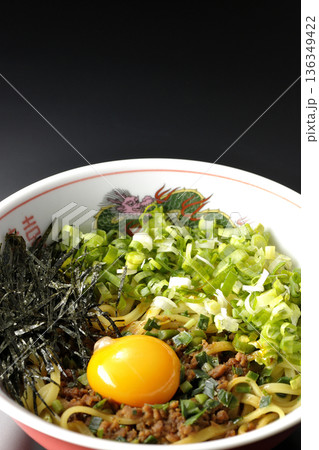 台湾まぜそばを黒背景で撮影 136349422