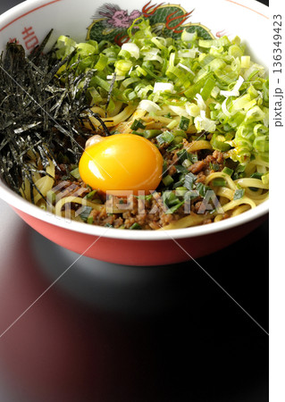 台湾まぜそばを黒背景で撮影 136349423