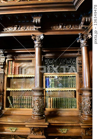 ルーマニア、トランシルヴァニア地方、シナイア、ペレシュ城、書架、カルパチアの真珠 136349478