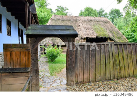 ルーマニア、ブカレスト、国立農村博物館、農家 136349486