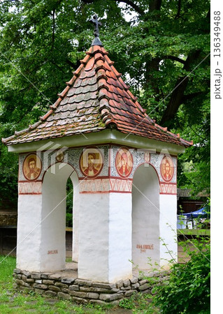 ルーマニア、ブカレスト、国立農村博物館、道端の十字架、祠 136349488