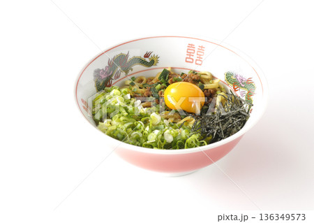 台湾まぜそばを白背景で撮影 台湾まぜそばを白背景で撮影 136349573