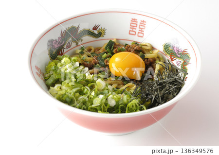 台湾まぜそばを白背景で撮影 136349576