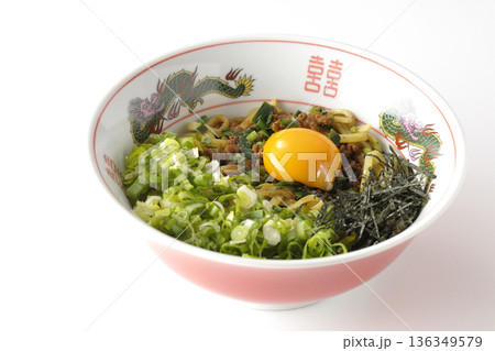 台湾まぜそばを白背景で撮影 台湾まぜそばを白背景で撮影 136349579