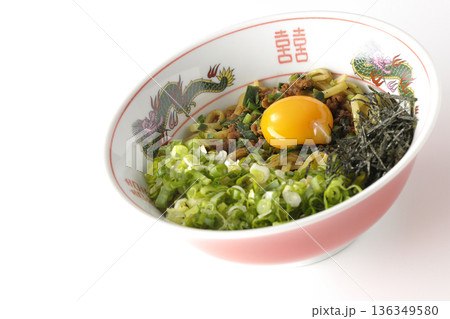 台湾まぜそばを白背景で撮影 136349580