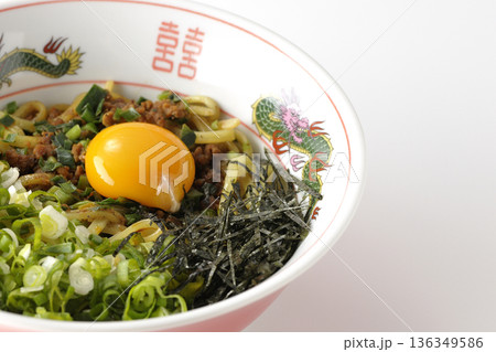 台湾まぜそばを白背景で撮影 136349586