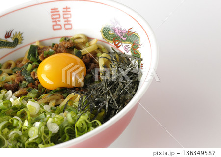 台湾まぜそばを白背景で撮影 136349587