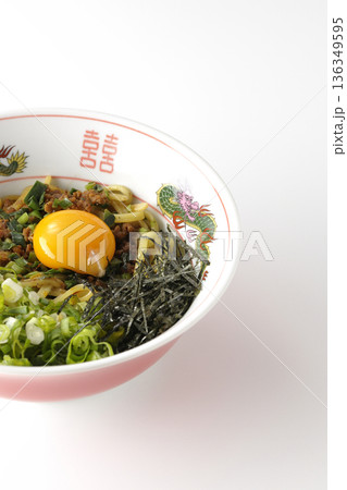台湾まぜそばを白背景で撮影 136349595