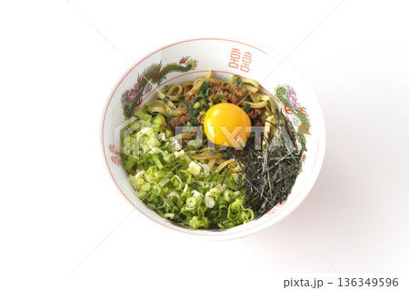 台湾まぜそばを白背景で撮影 136349596