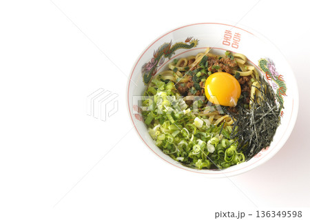 台湾まぜそばを白背景で撮影 136349598