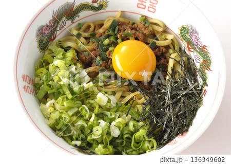 台湾まぜそばを白背景で撮影 台湾まぜそばを白背景で撮影 136349602