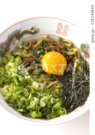 台湾まぜそばを白背景で撮影 136349605