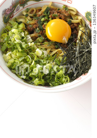 台湾まぜそばを白背景で撮影 136349607