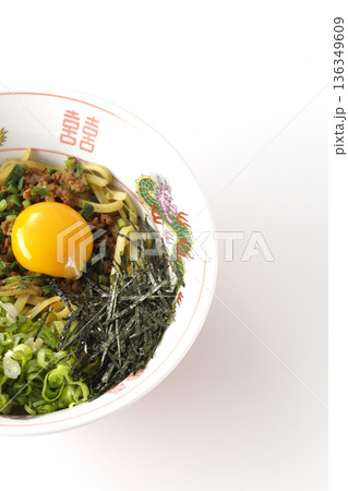 台湾まぜそばを白背景で撮影 136349609