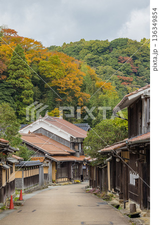 日本 島根県大田市大森にある石見銀山の大森銀山伝統的重要建造物群保存地区の町並み 日本 島根県大田市大森にある石見銀山の大森銀山伝統的重要建造物群保存地区の町並み 136349854