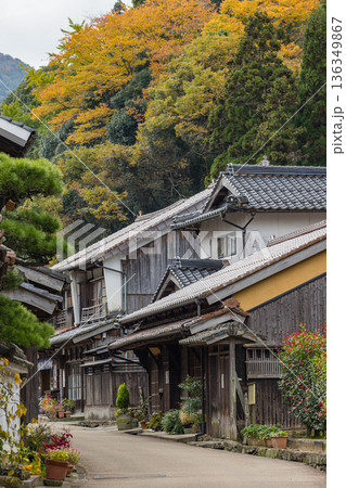 日本 島根県大田市大森にある石見銀山の大森銀山伝統的重要建造物群保存地区の町並み 日本 島根県大田市大森にある石見銀山の大森銀山伝統的重要建造物群保存地区の町並み 136349867