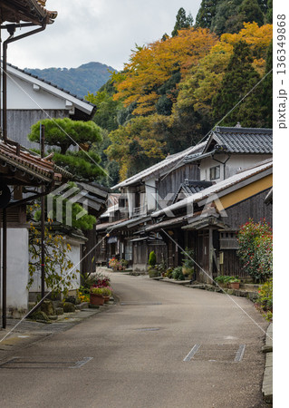 日本　島根県大田市大森にある石見銀山の大森銀山伝統的重要建造物群保存地区の町並み 136349868
