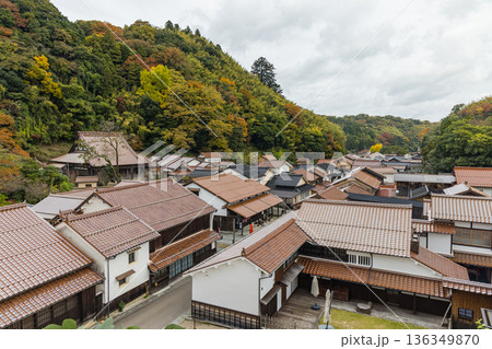 日本　島根県大田市大森にある石見銀山の大森銀山伝統的重要建造物群保存地区の町並み 136349870