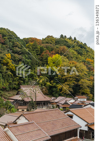 日本　島根県大田市大森にある石見銀山の大森銀山伝統的重要建造物群保存地区の町並み 136349871