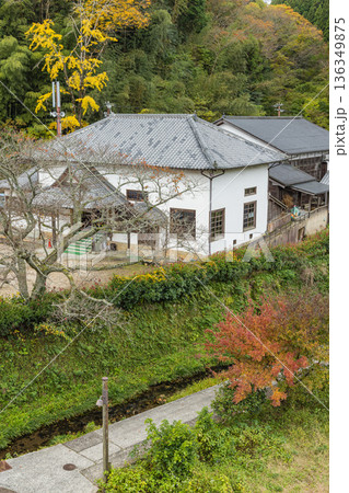 日本　島根県大田市大森にある石見銀山の大森銀山伝統的重要建造物群保存地区の町並み 136349875