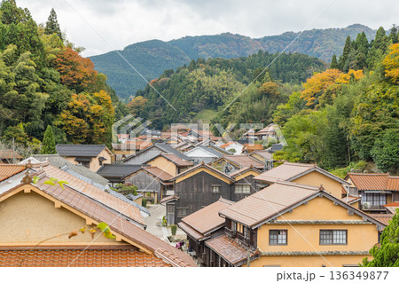 日本　島根県大田市大森にある石見銀山の大森銀山伝統的重要建造物群保存地区の町並み 136349877