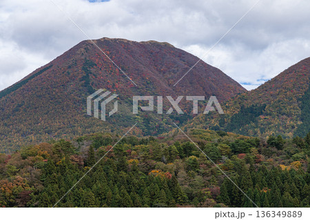 日本　島根県大田市三瓶町にある浮布池展望所から眺める三瓶山 136349889