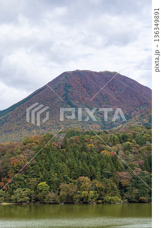 日本 島根県大田市三瓶町にある浮布池展望所から眺める三瓶山 日本 島根県大田市三瓶町にある浮布池展望所から眺める三瓶山 136349891