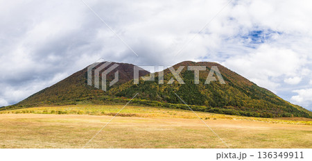 日本 島根県大田市三瓶町にある西の原から眺める三瓶山 日本 島根県大田市三瓶町にある西の原から眺める三瓶山 136349911