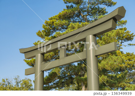 日本 島根県出雲市大社町にある出雲大社の勢溜の大鳥居 日本 島根県出雲市大社町にある出雲大社の勢溜の大鳥居 136349939