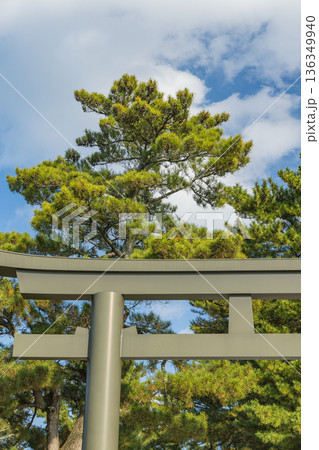 日本　島根県出雲市大社町にある出雲大社の勢溜の大鳥居 136349940