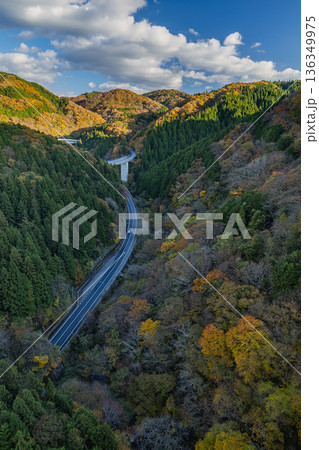 日本 島根県仁多郡奥出雲町にある三井野大橋から眺める奥出雲おろちループの紅葉 日本 島根県仁多郡奥出雲町にある三井野大橋から眺める奥出雲おろちループの紅葉 136349975