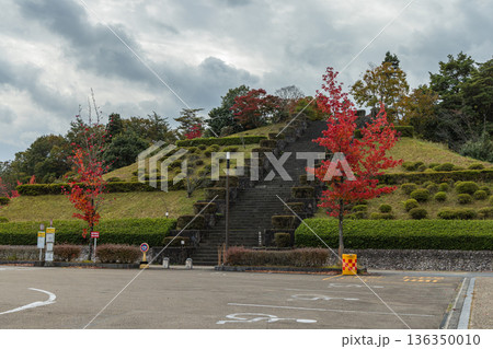 日本　島根県大田市大森にある石見銀山の世界遺産センターの紅葉 136350010