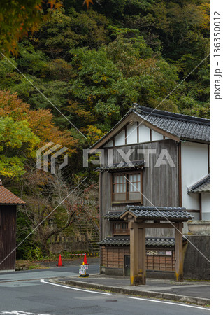 日本 島根県大田市大森にある石見銀山の大森銀山伝統的重要建造物群保存地区の町並み 日本 島根県大田市大森にある石見銀山の大森銀山伝統的重要建造物群保存地区の町並み 136350012